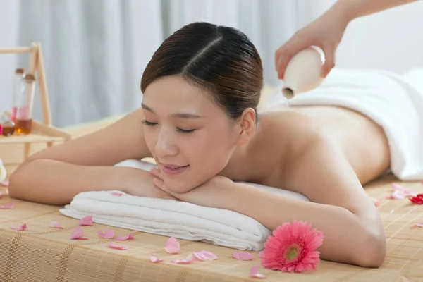 Een Jonge Vrouw Genieten Van Massage — Stockfoto