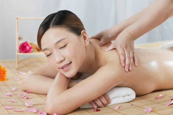 Een Jonge Vrouw Genieten Van Massage — Stockfoto