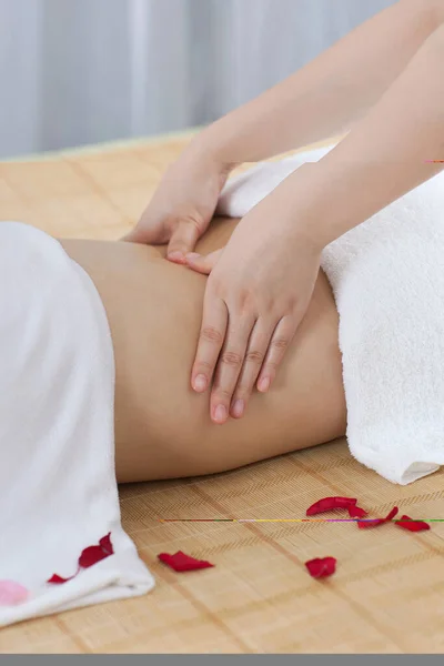 Une Jeune Femme Profiter Massage — Photo
