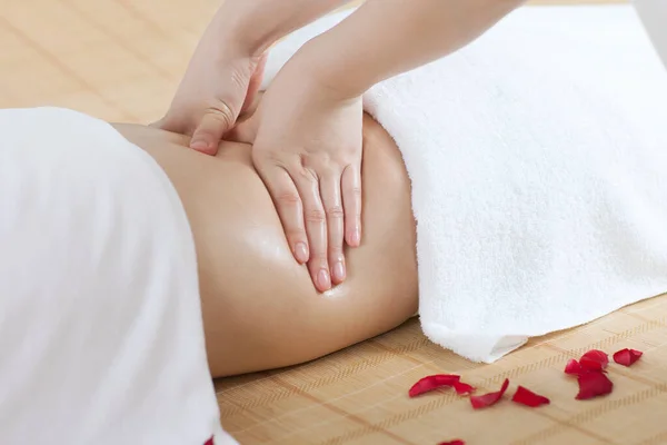 Een Jonge Vrouw Genieten Van Massage — Stockfoto