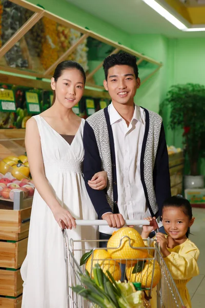 Een Gelukkige Familie Van Drie Supermarkt Winkelen — Stockfoto