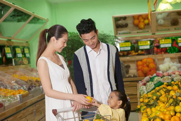 Šťastná Rodina Tří Supermarketu Nakupování — Stock fotografie