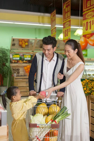 Una Famiglia Felice Tre Persone Supermercato Fare Shopping — Foto Stock