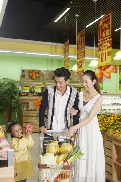 Une Famille Heureuse Trois Personnes Supermarché — Photo