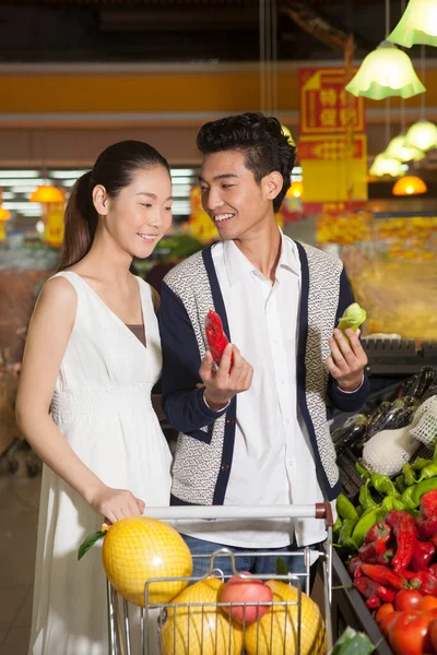 Jeune Couple Dans Supermarché — Photo