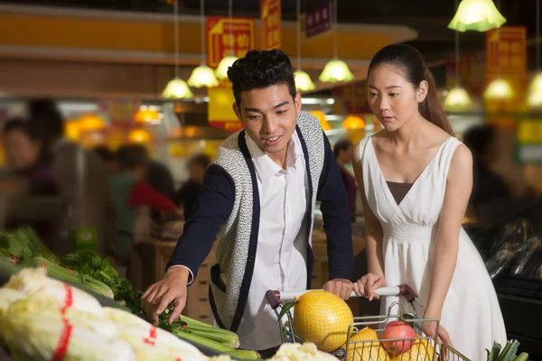 一对年轻夫妇在超市购物 — 图库照片