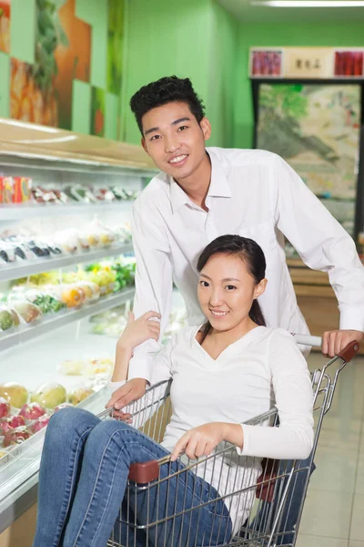 一对年轻夫妇在超市购物 — 图库照片