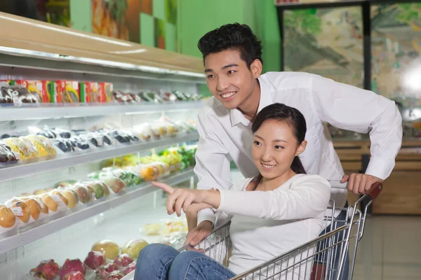 Jovem Casal Nas Compras Supermercado — Fotografia de Stock