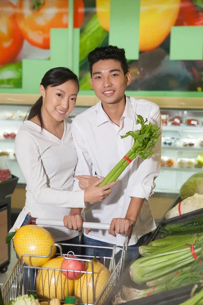 Een Jong Stel Supermarkt Winkelen — Stockfoto