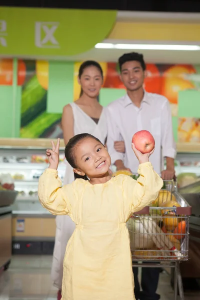 Szczęśliwa Rodzina Trzyosobowa Supermarkecie Robi Zakupy — Zdjęcie stockowe