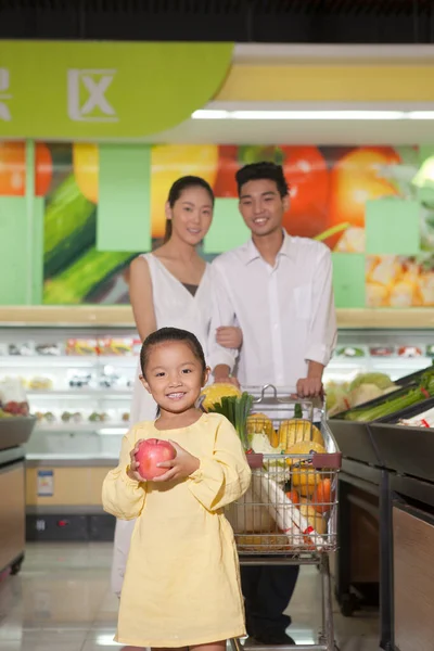 Uma Família Feliz Três Supermercado Compras — Fotografia de Stock