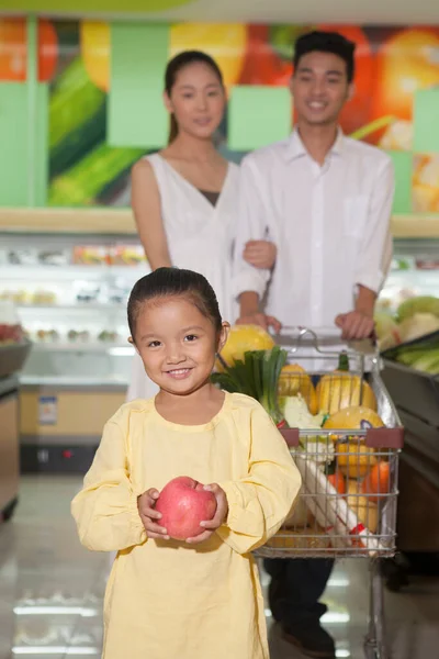 Szczęśliwa Rodzina Trzyosobowa Supermarkecie Robi Zakupy — Zdjęcie stockowe