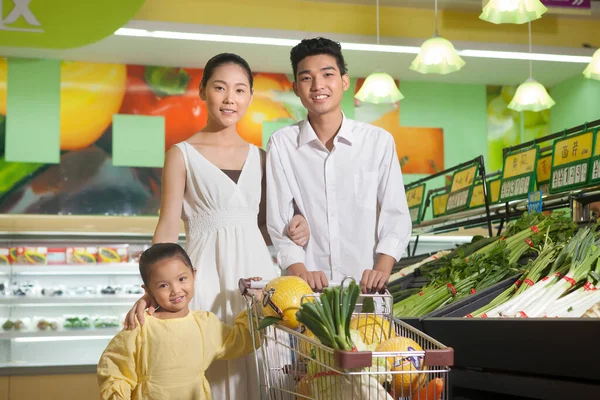 Une Famille Heureuse Trois Personnes Supermarché — Photo