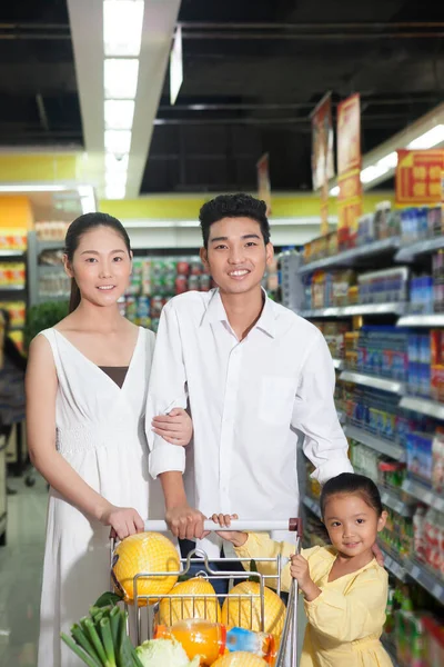 Eine Glückliche Dreiköpfige Familie Beim Einkaufen Supermarkt — Stockfoto