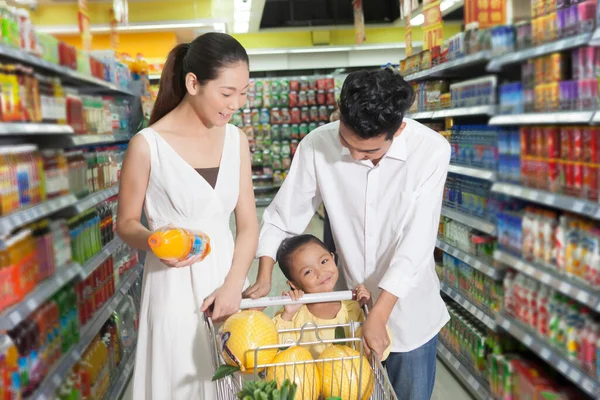 Una Famiglia Felice Tre Persone Supermercato Fare Shopping — Foto Stock
