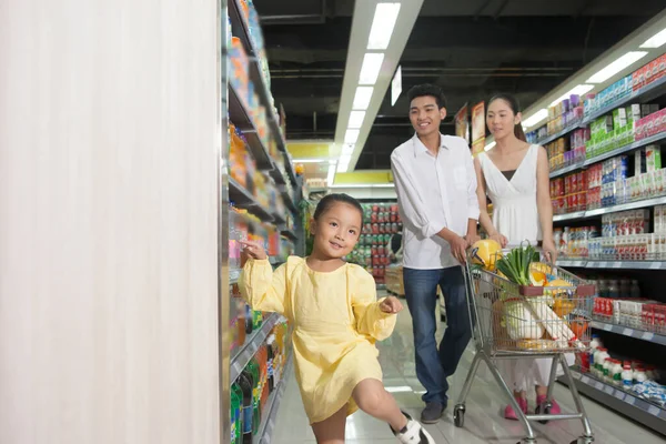 Šťastná Rodina Tří Supermarketu Nakupování — Stock fotografie