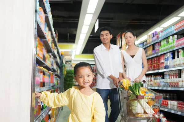 Een Gelukkige Familie Van Drie Supermarkt Winkelen — Stockfoto