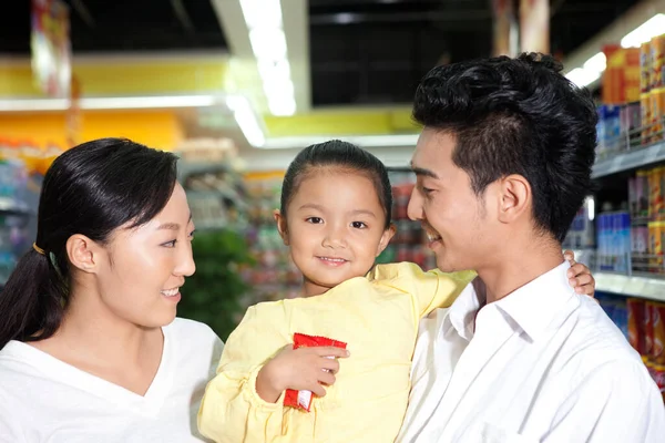 Een Gelukkige Familie Van Drie Supermarkt Winkelen — Stockfoto