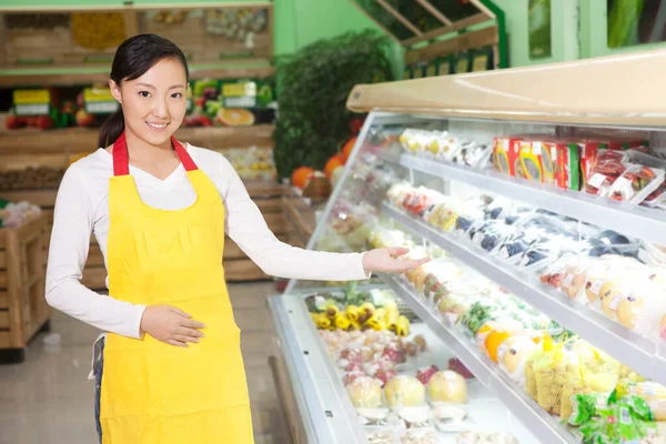 Joven Asistente Tienda — Foto de Stock