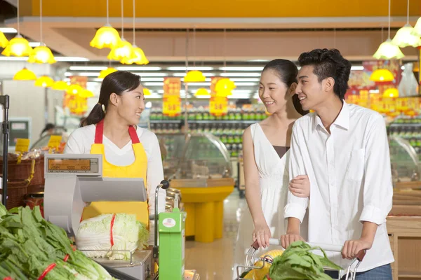 Úředník Supermarketu Zákazník — Stock fotografie
