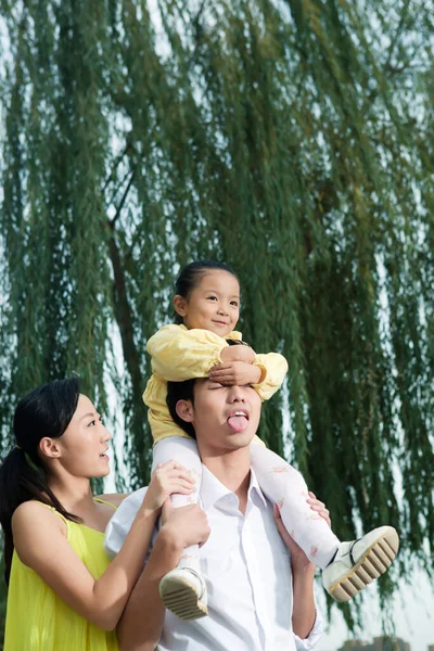 Счастливая Семья Трех Человек Парке Прогулки — стоковое фото