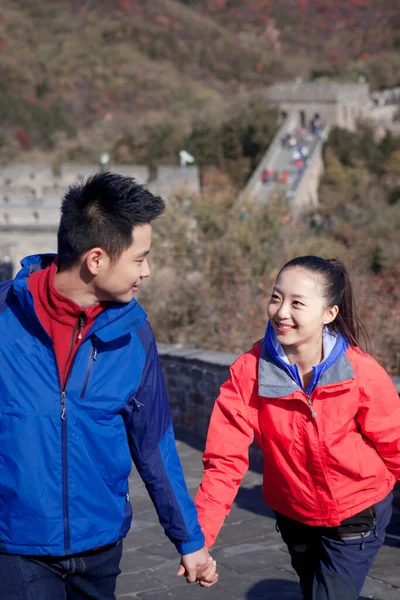 Νεαρά Ζευγάρια Τραβούν Φωτογραφίες Στο Great Wall Tourism — Φωτογραφία Αρχείου