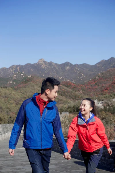年轻夫妇在长城旅游中拍照 — 图库照片
