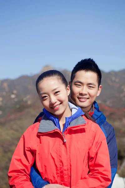 Νεαρά Ζευγάρια Τραβούν Φωτογραφίες Στο Great Wall Tourism — Φωτογραφία Αρχείου