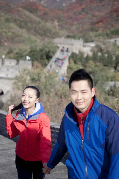 长城旅游地图上的年轻夫妇 — 图库照片