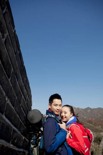 Νεαρά Ζευγάρια Στον Τουρισμό Great Wall Στον Υπολογιστή — Φωτογραφία Αρχείου