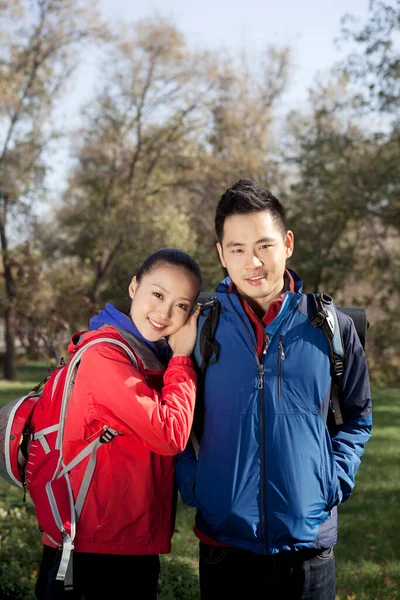 长城旅游中的年轻夫妇 — 图库照片