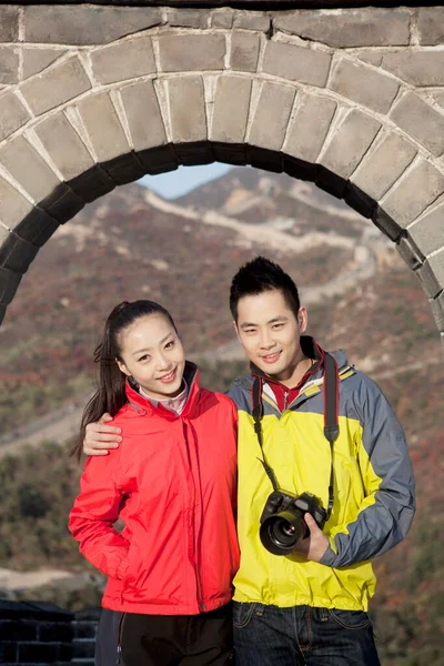 长城旅游中的年轻夫妇 — 图库照片