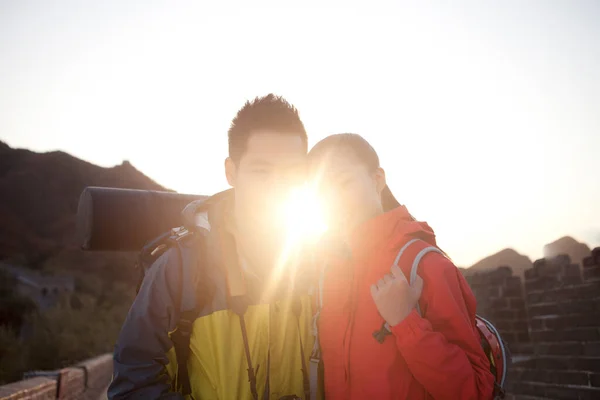 Ein Junger Mann Benutzt Das Handy Der Chinesischen Mauer Tourismus — Stockfoto