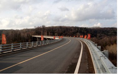 Arka planda dağdaki kavisli otoyol
