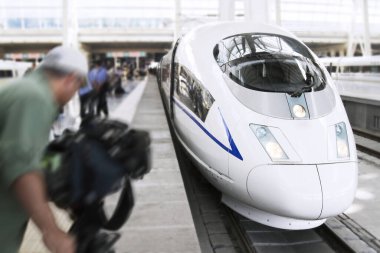 BeiJing-ShangHai trenini çeken bir adam.