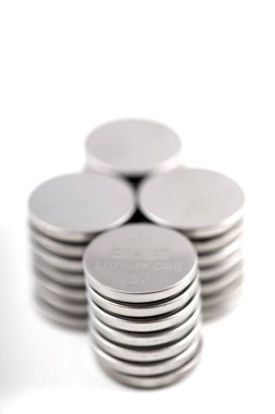 Arka planda düğme pilleri, kapat