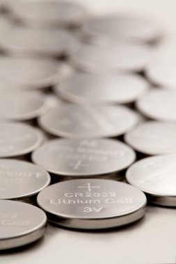 Arka planda düğme pilleri, kapat