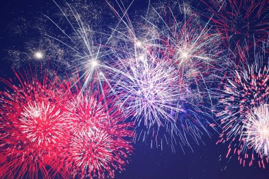 Gece gökyüzünde açan havai fişekler