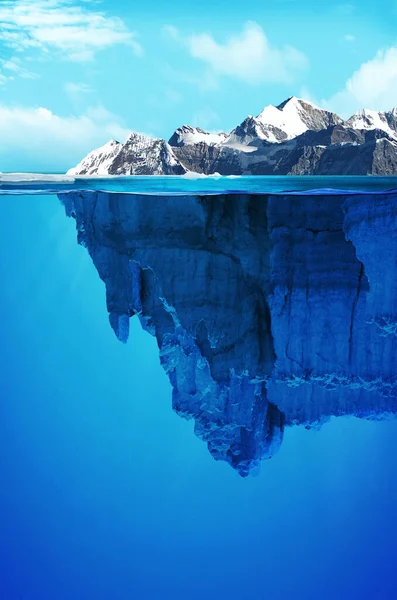 背景为冰山和蓝水 — 图库照片