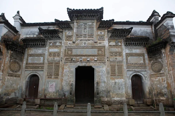 Arka plandaki atalarımızın tapınağı Pailou.