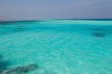 Maldivler denize yakın, arka planda seyahat yeri
