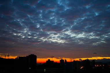 Şehirdeki bulutlar doğa manzarası arka planında