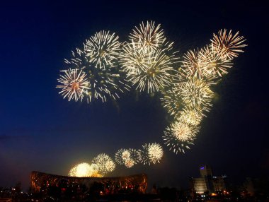 Gece gökyüzünde açan havai fişekler