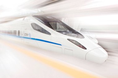 Arka planda yüksek hızlı tren