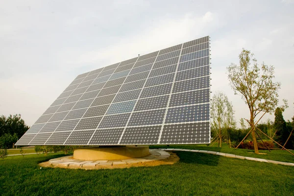 Painel Solar Fundo Natureza — Fotografia de Stock