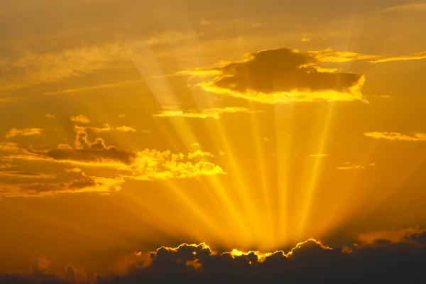 Der Sonnenschein Durch Die Wolken Hintergrund — Stockfoto