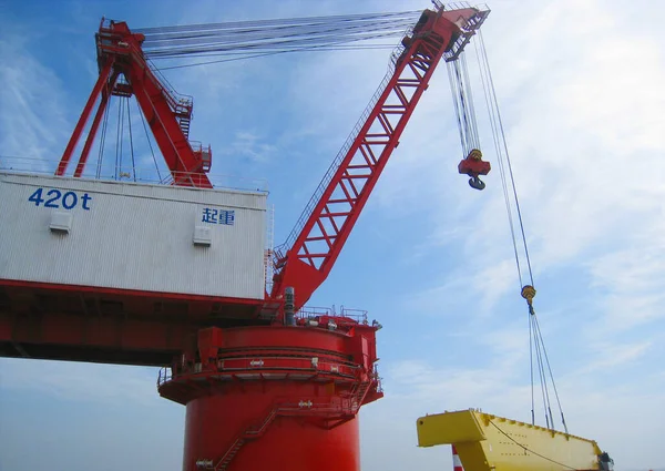 Crane Lifting Cargos Blue Sky — Stock Photo, Image