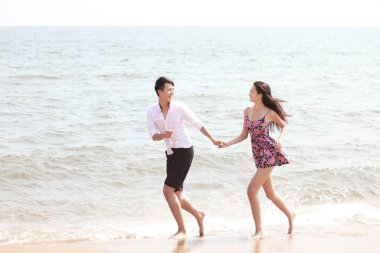 Deniz kenarındaki mutlu çift 