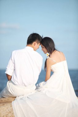 Plajda Gelinlik Giyen Çift 