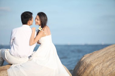 Plajda Gelinlik Giyen Çift 